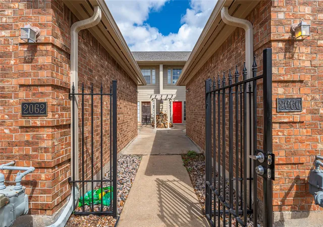 Photo 3 of Townhouse for sale at 2060 Glencove Dr, Seabrook, TX 77586 | MLS# 4824538 | Listing updated on 2026-09-16