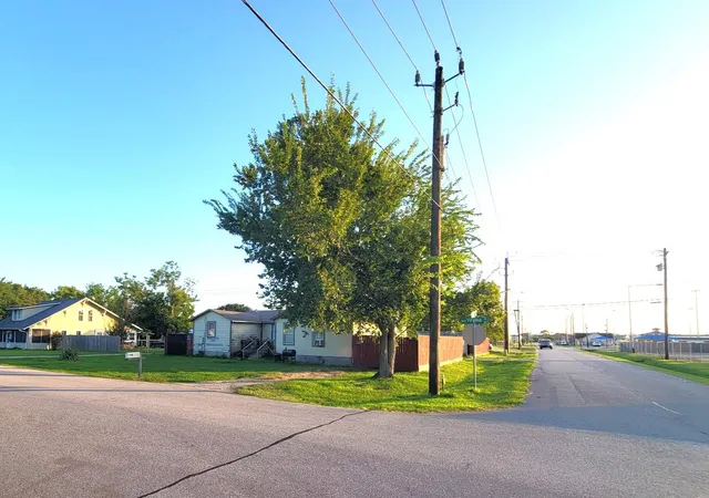 2nd image of 802 S Virginia St, La Porte, TX 77571 | MLS# 14775727