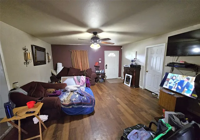 3rd image of 8121 Livingston St, Houston, TX 77051 | MLS# 30872542