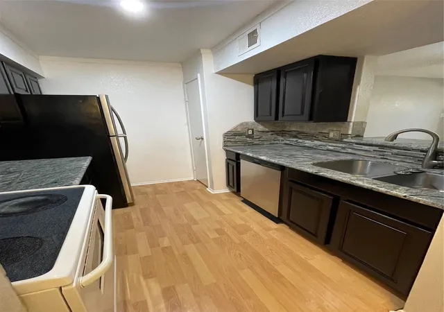 4th image of 18519 Egret Bay Blvd #1502, Houston, TX 77058 | MLS# 87465970