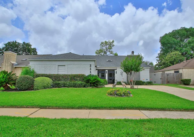 Photo 4 of Sale Pending at 2110 Woodland Park Dr, Houston, TX 77077 | MLS# 17098398 | Listing updated on 2026-09-16