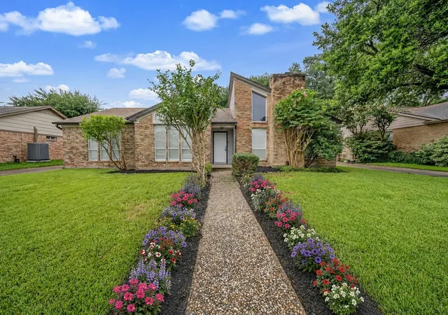 Photo 2 of Single family home for sale at 14915 Sun Harbor Dr, Houston, TX 77062 | MLS# 24305267 | Listing updated on 2026-09-17