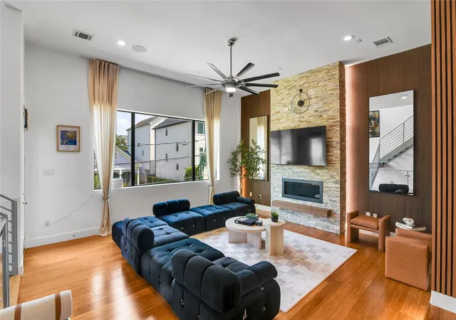 Photo 2 of Single family home for sale at 1411 Hickory St, Houston, TX 77007 | MLS# 23409097 | Listing updated on 2026-08-25