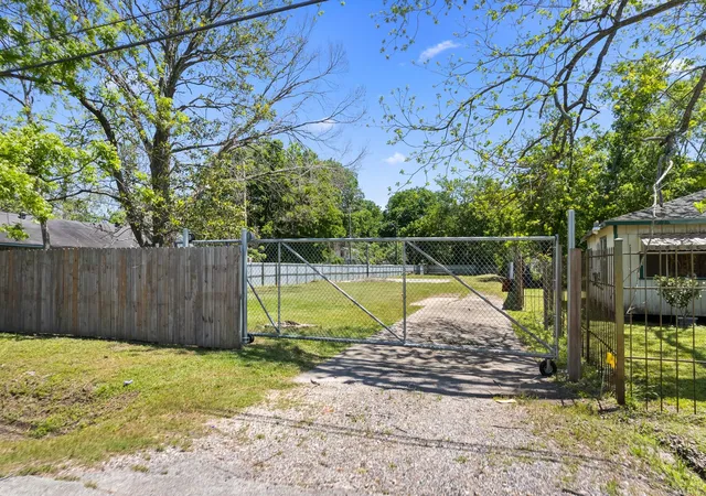 Photo 3 of Sale Pending at 7004 Glass St, Houston, TX 77016 | MLS# 17765295 | Listing updated on 2026-09-18