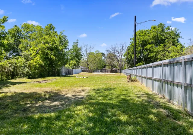 Photo 3 of Sale Pending at 7004 Glass St, Houston, TX 77016 | MLS# 17765295 | Listing updated on 2026-09-18