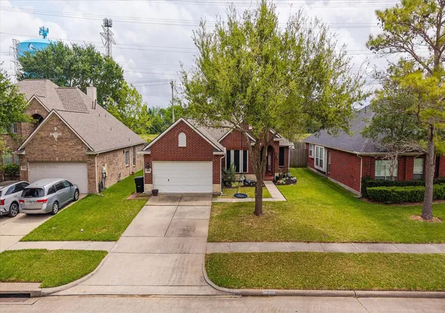 Photo 1 of Single family home for sale at 5135 Candlewood Dr, League City, TX 77573 | MLS# 52381293 | Listing updated on 2026-10-04