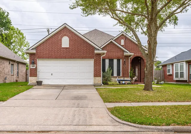 Photo 2 of Single family home for sale at 5135 Candlewood Dr, League City, TX 77573 | MLS# 52381293 | Listing updated on 2026-10-04