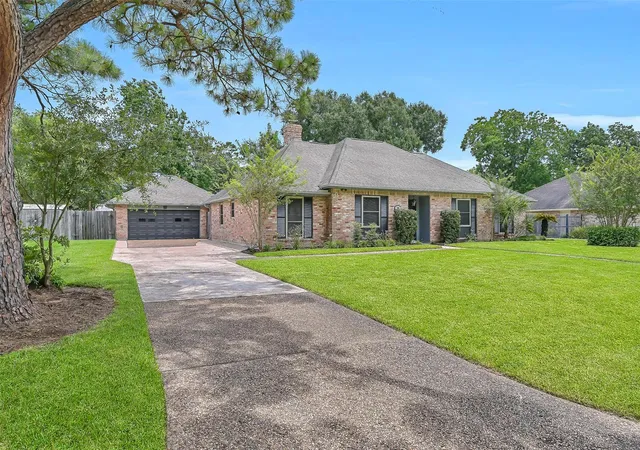 Homes for sale in Friendswood, TX | 705 Quaker Dr, Friendswood, TX 77546 | MLS# 45649702