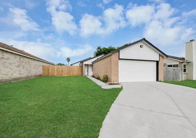 Homes for sale in Baytown, TX | 5212 Willowview Dr, Baytown, TX 77521 | MLS# 38598151