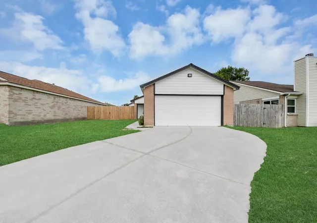 Homes for sale in Baytown, TX | 5212 Willowview Dr, Baytown, TX 77521 | MLS# 38598151