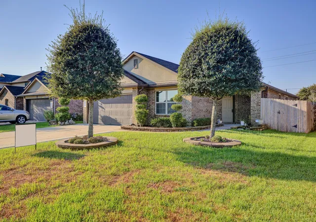 Photo 2 of Single family home for sale at 1830 Crystal Waters Dr, Rosharon, TX 77583 | MLS# 57325601 | Listing updated on 2026-09-07