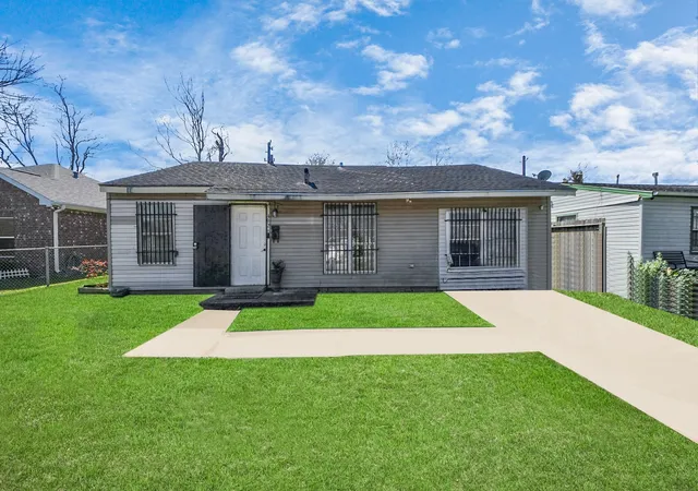 Photo 3 of Single family home for sale at 4926 Van Fleet St, Houston, TX 77033 | MLS# 39695488 | Listing updated on 2026-09-06