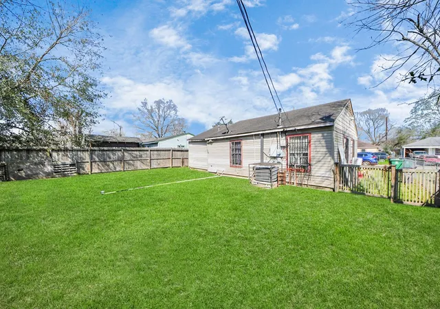Photo 3 of Single family home for sale at 4926 Van Fleet St, Houston, TX 77033 | MLS# 39695488 | Listing updated on 2026-09-06