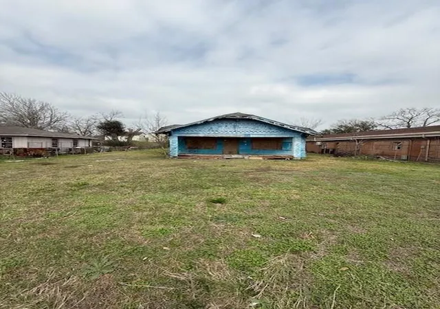 Photo 3 of Sale Pending at 5011 Reed Rd, Houston, TX 77033 | MLS# 91446668 | Listing updated on 2026-09-18