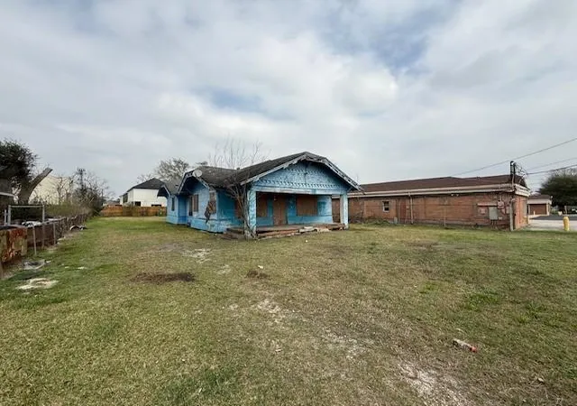 Photo 4 of Single family home for sale at 5011 Reed Rd, Houston, TX 77033 | MLS# 91446668 | Listing updated on 2026-10-03