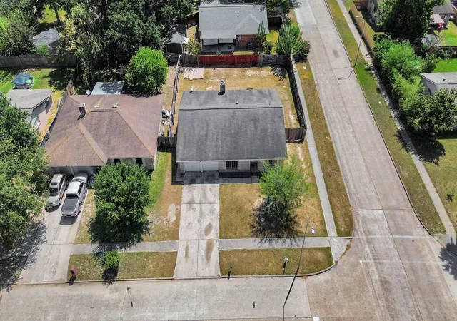 Photo 3 of Sale Pending at 9502 Spiralwood Ln, Houston, TX 77086 | MLS# 13294884 | Listing updated on 2026-09-13