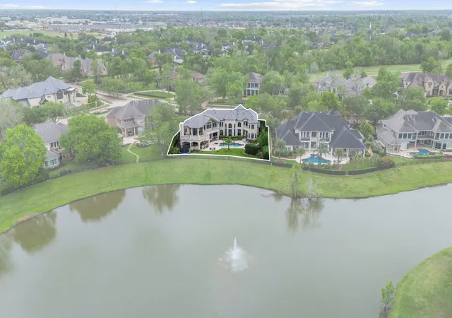 Photo 4 of Single family home for sale at 9 Waters Lake Blvd, Missouri City, TX 77459 | MLS# 10950710 | Listing updated on 2026-08-23