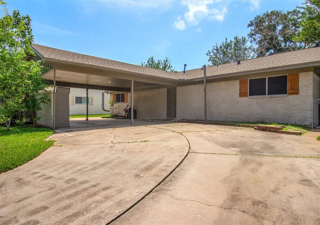 Homes for sale in La Porte, TX | 10406 Winding Trail Rd, La Porte, TX 77571 | MLS# 48486230