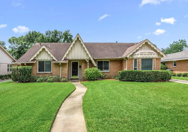 Photo 1 of Sale Pending at 1714 Droxford Dr, Houston, TX 77008 | MLS# 81038851 | Listing updated on 2026-09-17