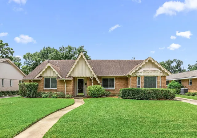 Photo 2 of Sale Pending at 1714 Droxford Dr, Houston, TX 77008 | MLS# 81038851 | Listing updated on 2026-09-17
