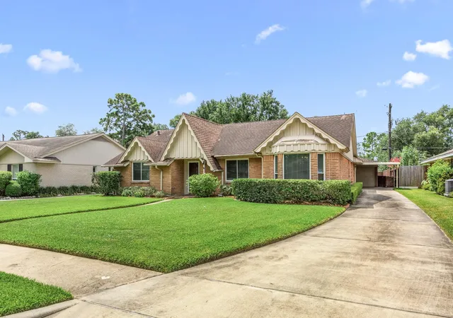Photo 3 of Sale Pending at 1714 Droxford Dr, Houston, TX 77008 | MLS# 81038851 | Listing updated on 2026-09-17