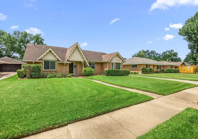 Photo 3 of Sale Pending at 1714 Droxford Dr, Houston, TX 77008 | MLS# 81038851 | Listing updated on 2026-09-17