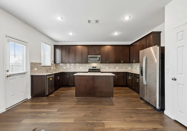 Photo 4 of Sale Pending at 7329 Madison Cmns Ln, Houston, TX 77075 | MLS# 88868513 | Listing updated on 2026-07-16