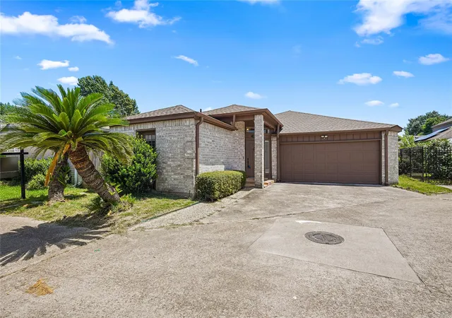 3rd image of 1516 Beaconshire Rd, Houston, TX 77077 | MLS# 75223483