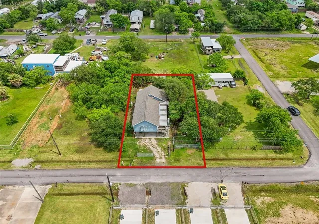 3rd image of 939 17Th Street Street, Dickinson, TX 77539 | MLS# 63130623