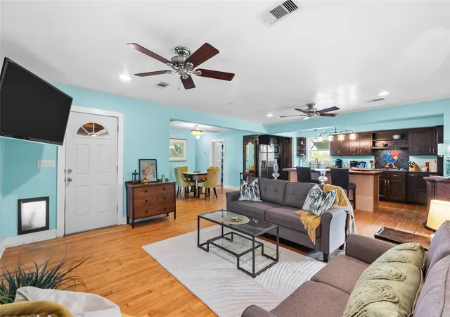 5th image of 939 17Th Street Street, Dickinson, TX 77539 | MLS# 63130623