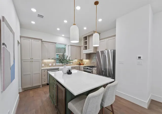 2nd image of 5407 Dickson St, Houston, TX 77007 | MLS# 60381226