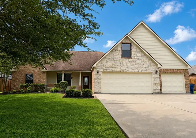 Photo 1 of Single family home for sale at 1448 S Bluebonnet Ln, Angleton, TX 77515 | MLS# 32551893 | Listing updated on 2026-06-01