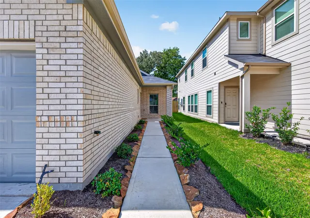 Photo 2 of Single family home for sale at 516 Emerald Thicket, Huffman, TX 77336 | MLS# 78443482 | Listing updated on 2026-09-19