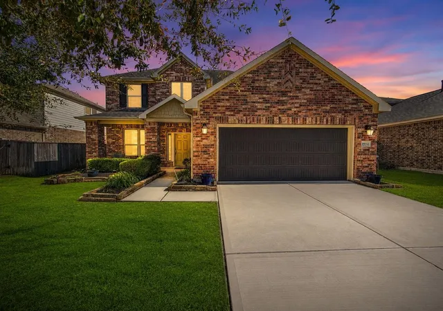 Photo 1 of Sale Pending at 1904 Emerald Breeze Ct, Houston, TX 77089 | MLS# 85703458 | Listing updated on 2026-09-21