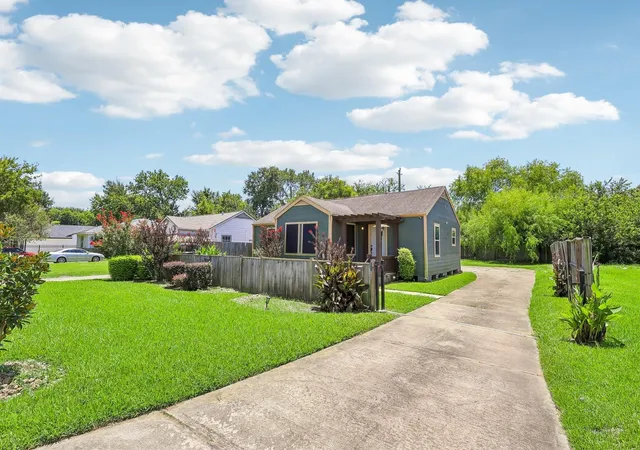 Photo 2 of Single family home for sale at 4516 Dewberry St, Houston, TX 77021 | MLS# 93123329 | Listing updated on 2026-09-17