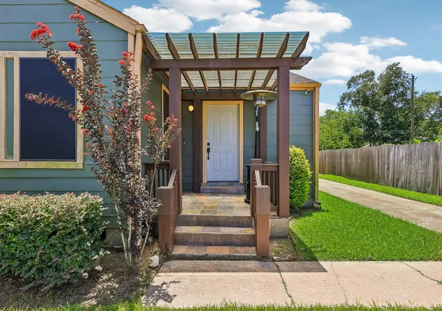 Photo 4 of Single family home for sale at 4516 Dewberry St, Houston, TX 77021 | MLS# 93123329 | Listing updated on 2026-09-17