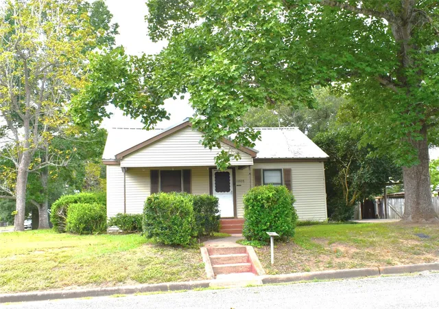 2nd image of 1601 Columbia St, Liberty, TX 77575 | MLS# 78448283