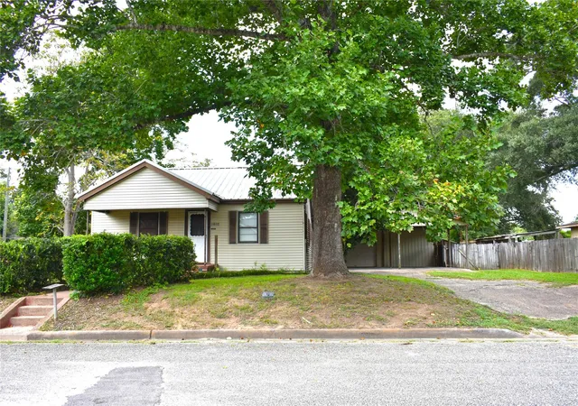 Photo 3 of Single family home for sale at 1601 Columbia St, Liberty, TX 77575 | MLS# 78448283 | Listing updated on 2026-10-08