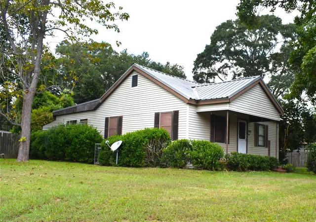 Photo 4 of Single family home for sale at 1601 Columbia St, Liberty, TX 77575 | MLS# 78448283 | Listing updated on 2026-10-08