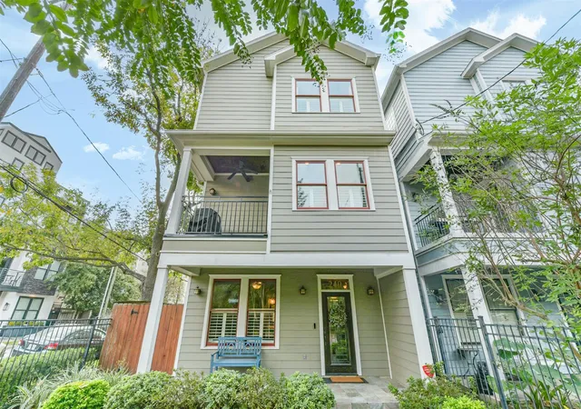 1st image of 240 E Woodland St, Houston, TX 77009 | MLS# 85506819
