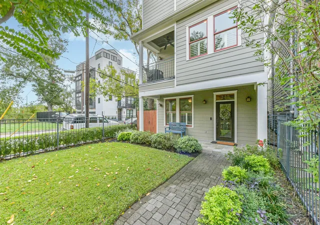 3rd image of 240 E Woodland St, Houston, TX 77009 | MLS# 85506819