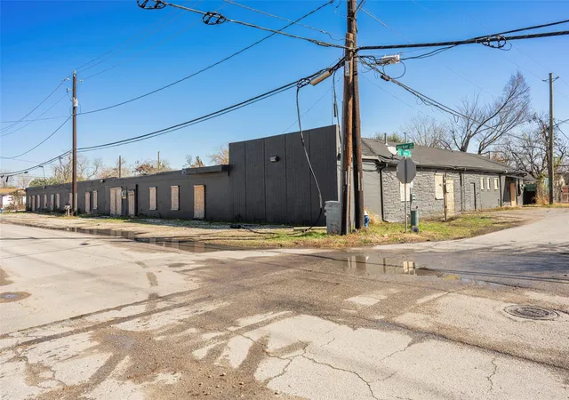 4th image of 933 Harbor St, Houston, TX 77020