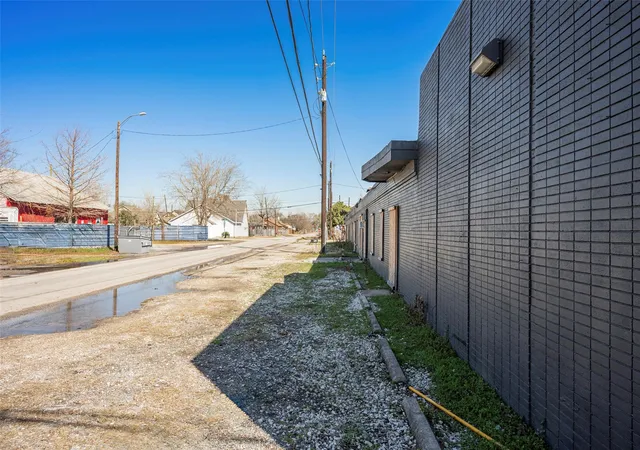 2nd image of 933 Harbor St, Houston, TX 77020