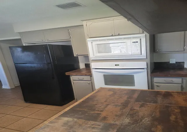 Photo 3 of Sale Pending at 5510 Nw Circlegate Dr, Spring, TX 77373 | MLS# 85868880 | Listing updated on 2026-10-12