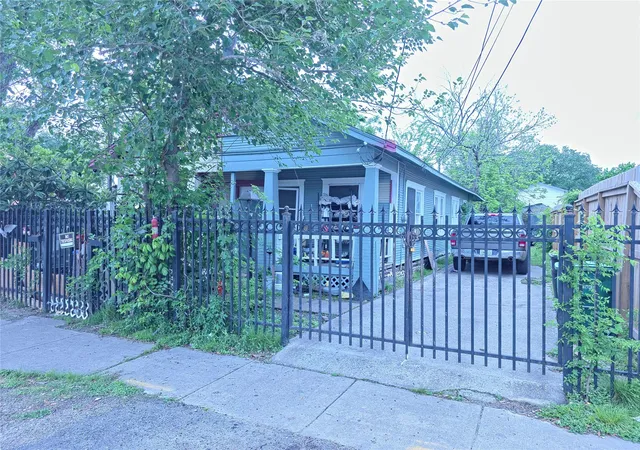 2nd image of 1006 Panama St, Houston, TX 77009 | MLS# 82430218