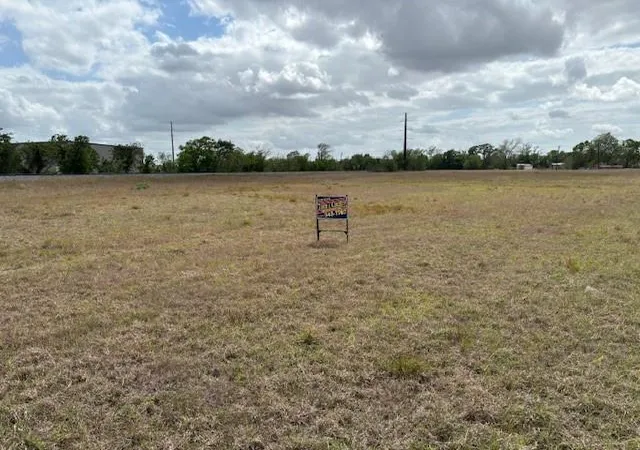 3rd image of 1506 E Jackson St, El Campo, TX 77437 | MLS# 95658790