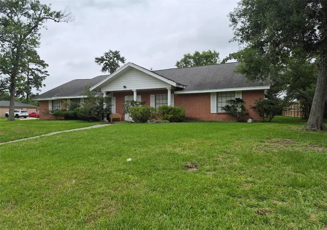 3rd image of 814 Oak Leaf St, La Porte, TX 77571 | MLS# 18563470