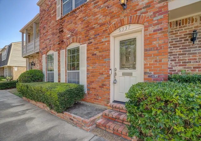 Photo 2 of Townhouse for sale at 6337 Del Monte Dr #96, Houston, TX 77057 | MLS# 42098094 | Listing updated on 2026-08-30