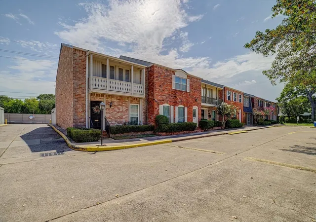 Photo 3 of Townhouse for sale at 6337 Del Monte Dr #96, Houston, TX 77057 | MLS# 42098094 | Listing updated on 2026-08-30