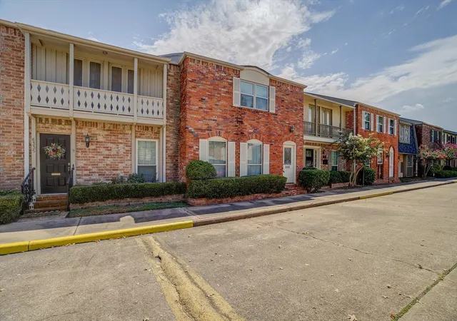 Photo 4 of Townhouse for sale at 6337 Del Monte Dr #96, Houston, TX 77057 | MLS# 42098094 | Listing updated on 2026-08-30